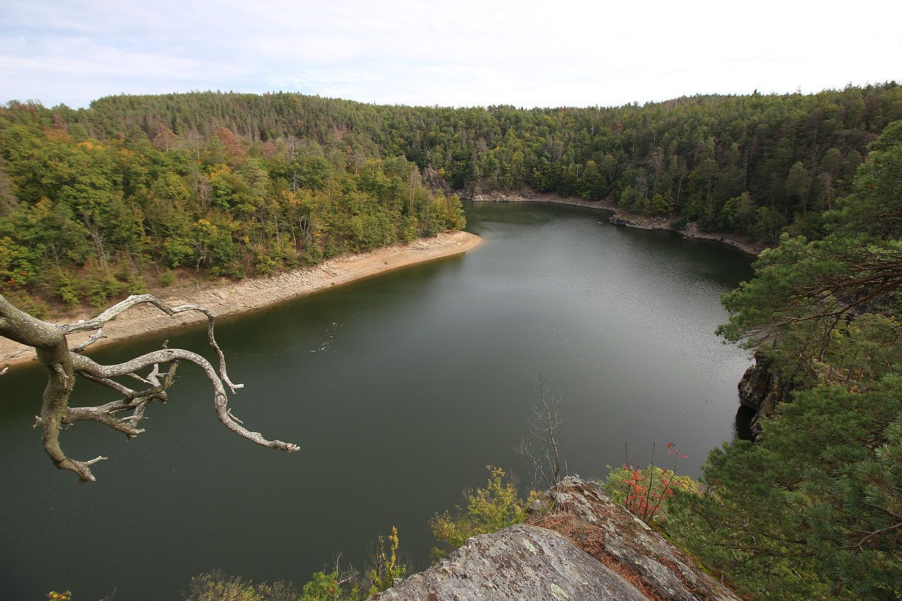 Hladina přehrady rovná jako zrcadlo přejeté šmirglpapírem a olověná obloha znamenají definitivní konec složitého léta roku 2019.