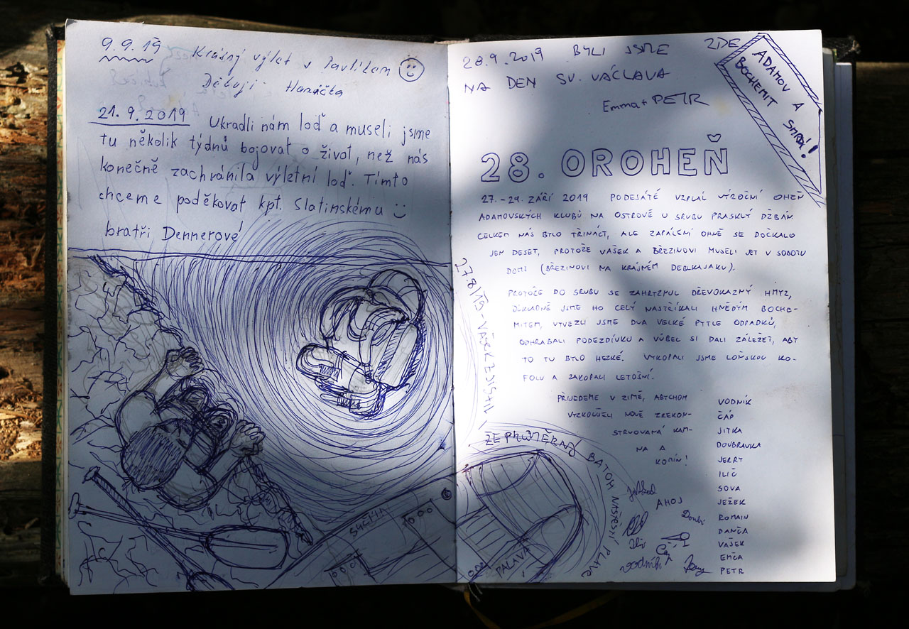 A Jitka ztvárnila vtipně událost z pátku, kdy jeden nejmenovaný kamarád utopil celý svůj batoh v jezeře.