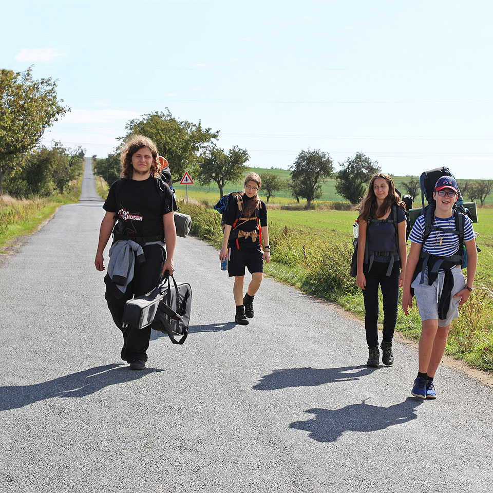 Šlapeme po silnici do <a href="/Tema/Studenec (žst)">Studence</a>.