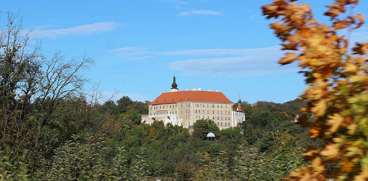 Loučíme se pohledem se zámkem v <a href="/Tema/Náměšť nad Oslavou">Náměšti</a>. Za rok snad na shledanou!