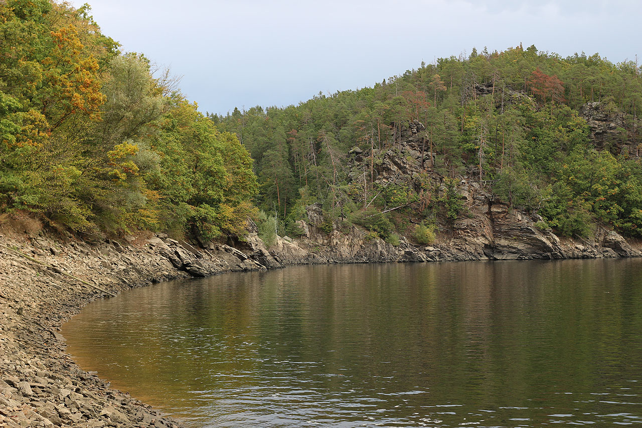 Po extrémně suchém létě roku 2019 je hladina přehrady několik metrů pod normálem. Voda je ale kupodivu docela čistá.