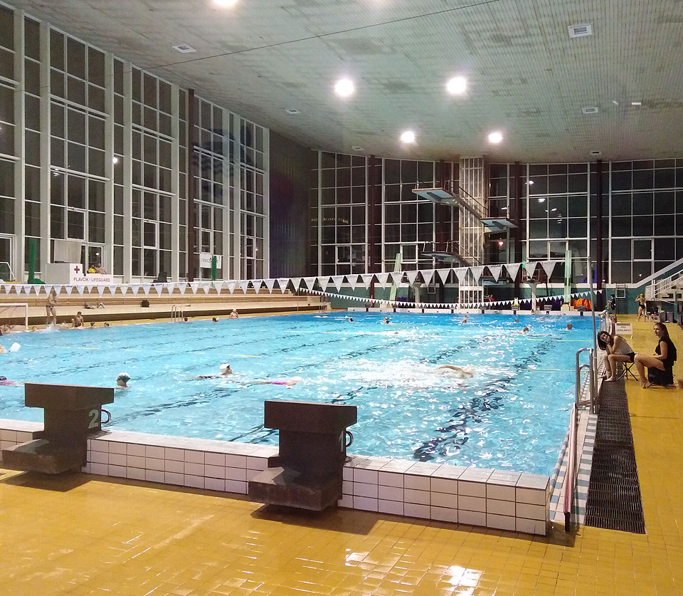 V řijnu už se nad plaveckým bazénem za Lužánkami rozhostila v době po naší práci tma.