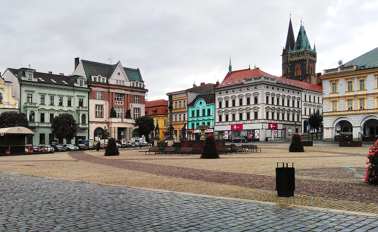 Na náměstí v Kolíně mě po vystoupení z vlaku zastihlo mírné mrholení.
