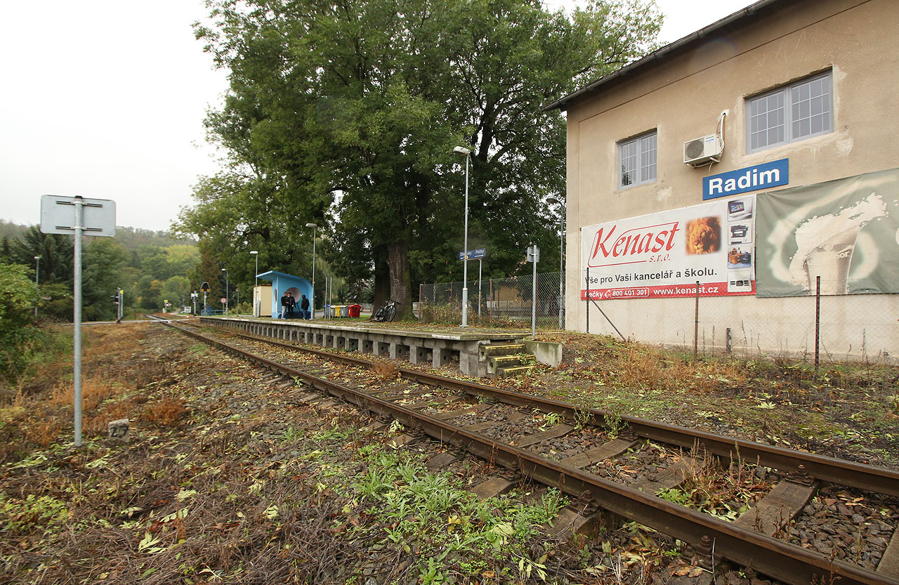 <a href="/tema/Radim (žzast)">Železniční zastávka v Radimi</a> je trošku podivná.