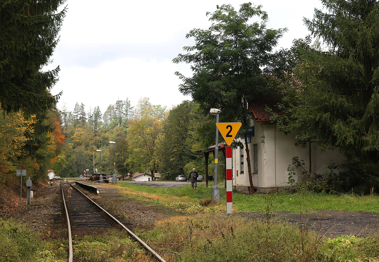 Tak jsme tady. Nad <a href="/Tema/Rataje nad Sázavou (žzast v obvodu žst)">nádražím v Ratajích</a> se stahují mračna.