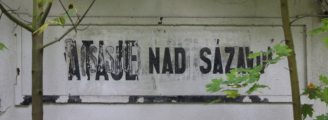 Také tady se historie nemilosrdně klube na povrch. Zde v podobě německo-českého nápisu Ratais (Sasau) - Rataje nad Sázavou.