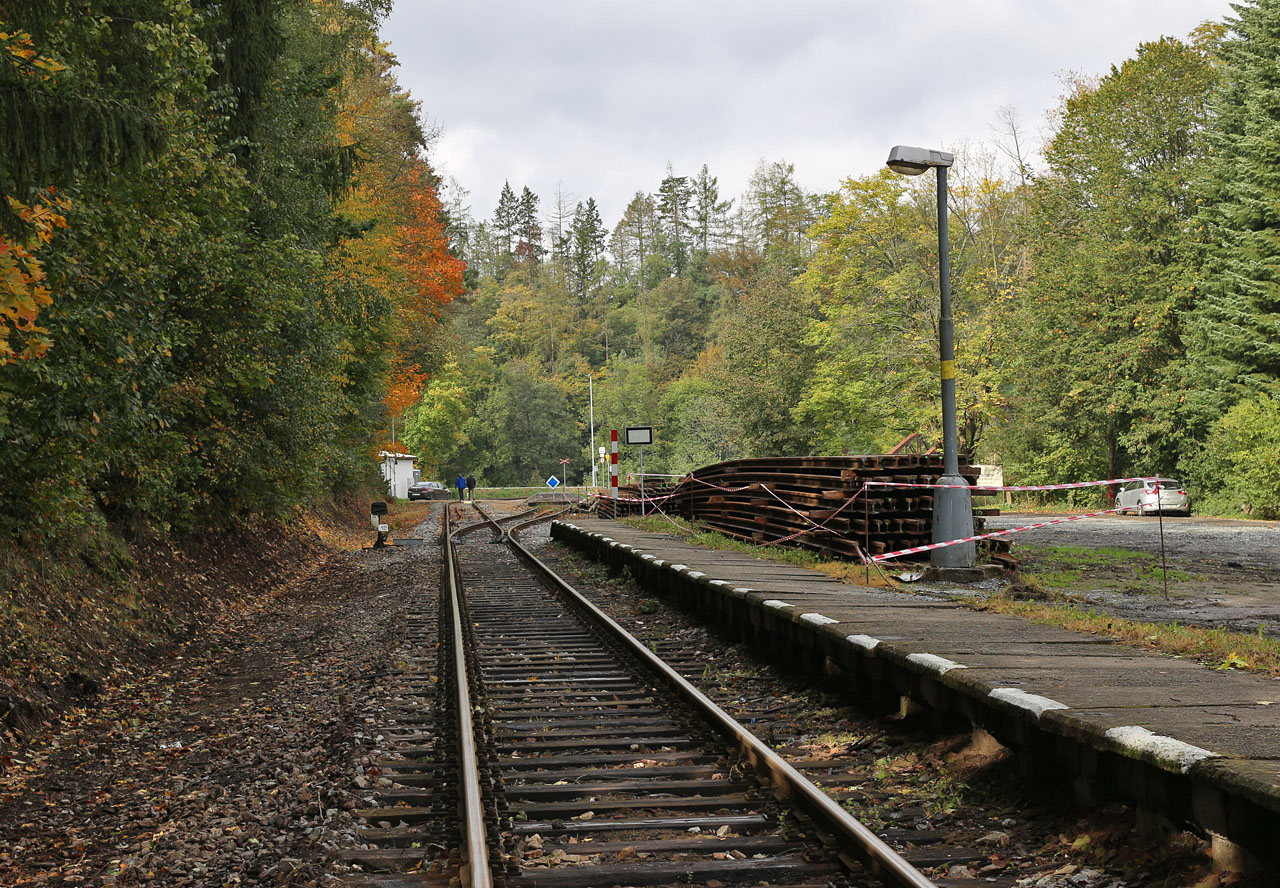 Někdejší stanička na dráze z Kolína do Čerčan se posléze stala pouhou zastávkou, navíc poblíž sousední zastávky <a href="/Tema/Rataje nad Sázavou zastávka (žzast v obvodu žst)">Rataje nad Sázavou zastávka</a>.