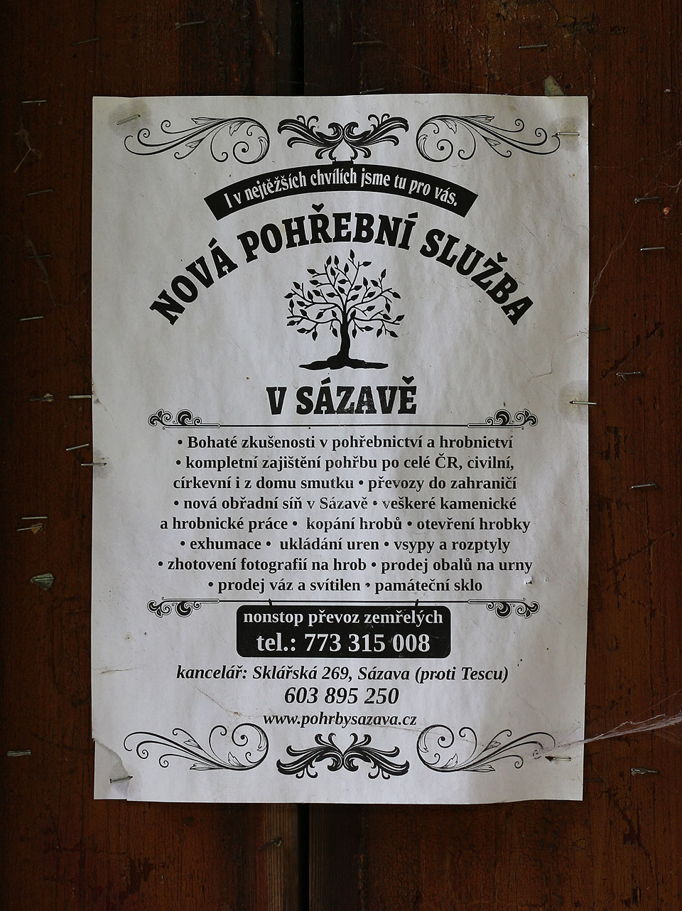 Reklama na pohřební službu nám tu na začátku října přišla tak jaksi symbolická.