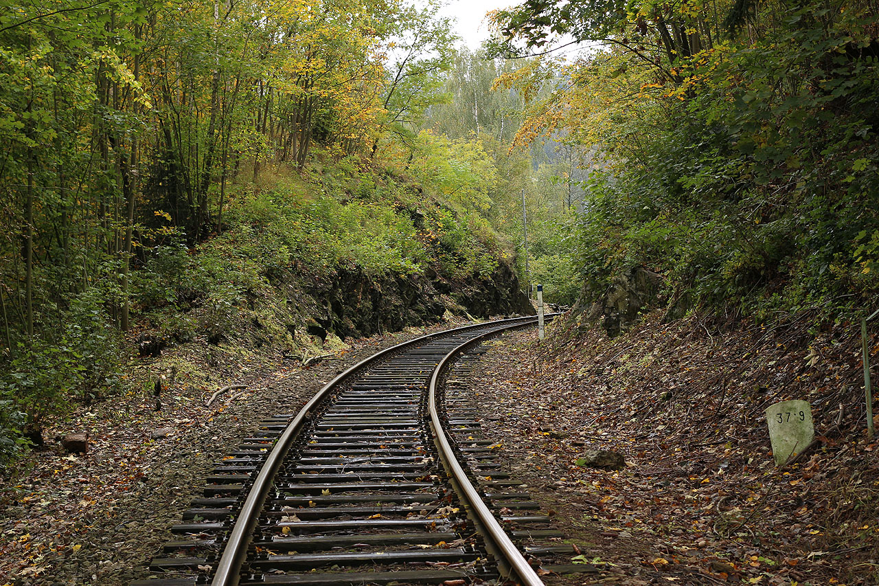 Předcházející úsek trati patří ke stavebně nejzajímavějším v údolí Sázavy. Ze zastávky <a href="/Tema/Rataje nad Sázavou předměstí (žzast)">Rataje nad Sázavou předměstí</a>, která se nachází v pláních nad městem, tu trať musela klesnout na břeh řeky o více než 100 výškových metrů.