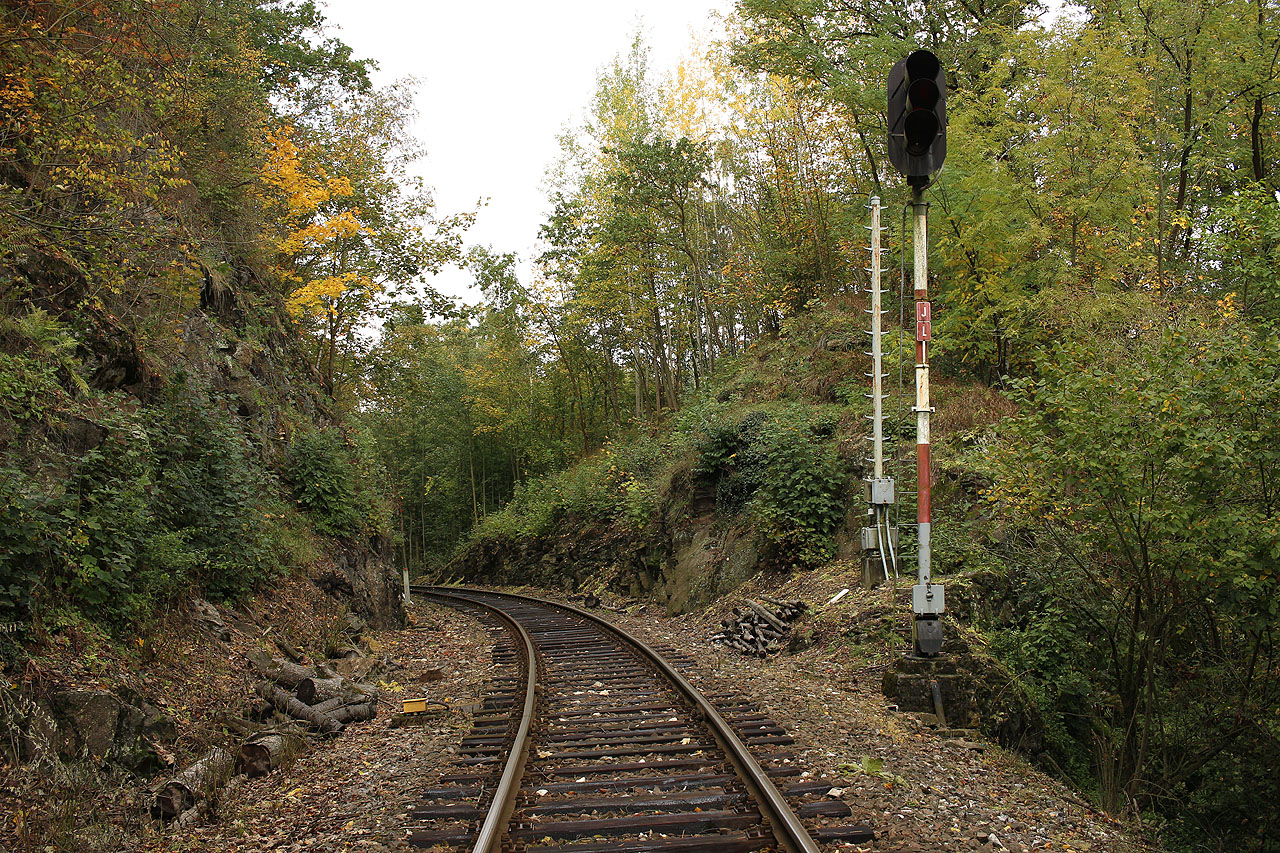 Vjezdové návěstidlo neexistující stanice.