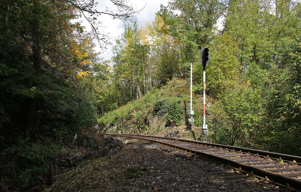 Ačkoliv jsme s Alpáínem vyrazili do Rataj v říjnu, počasí bylo spíš jarní. Slunečné epizody se střídaly s deštíky i mlhou.