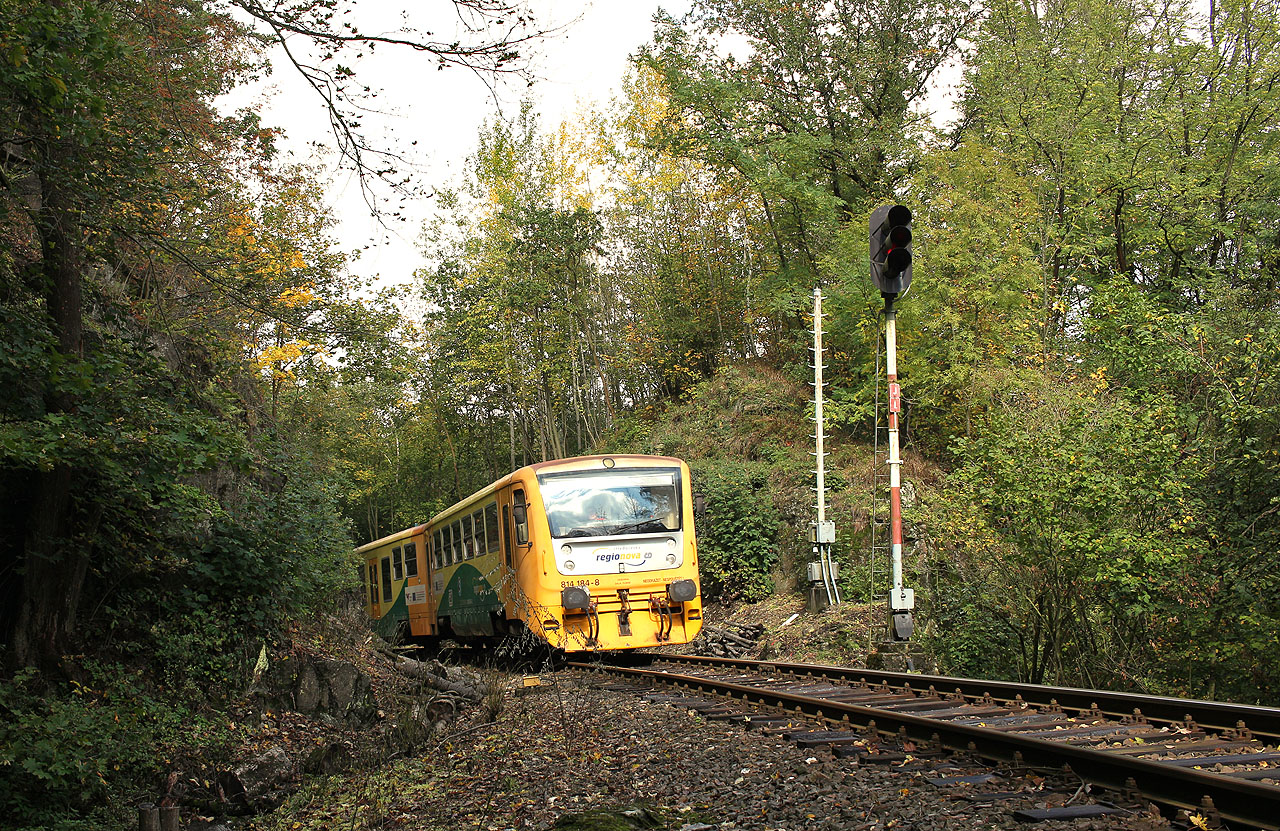 Osobní vlak 22209 vedený motorovou jednotkou 814 184-8 stoupá ze zastávky <a href="/Tema/Rataje nad Sázavou (žzast v obvodu žst)">Rataje nad Sázavou</a> k zastávce <a href="/Tema/Rataje nad Sázavou předměstí (žzast)">Rataje nad Sázavou předměstí</a>.