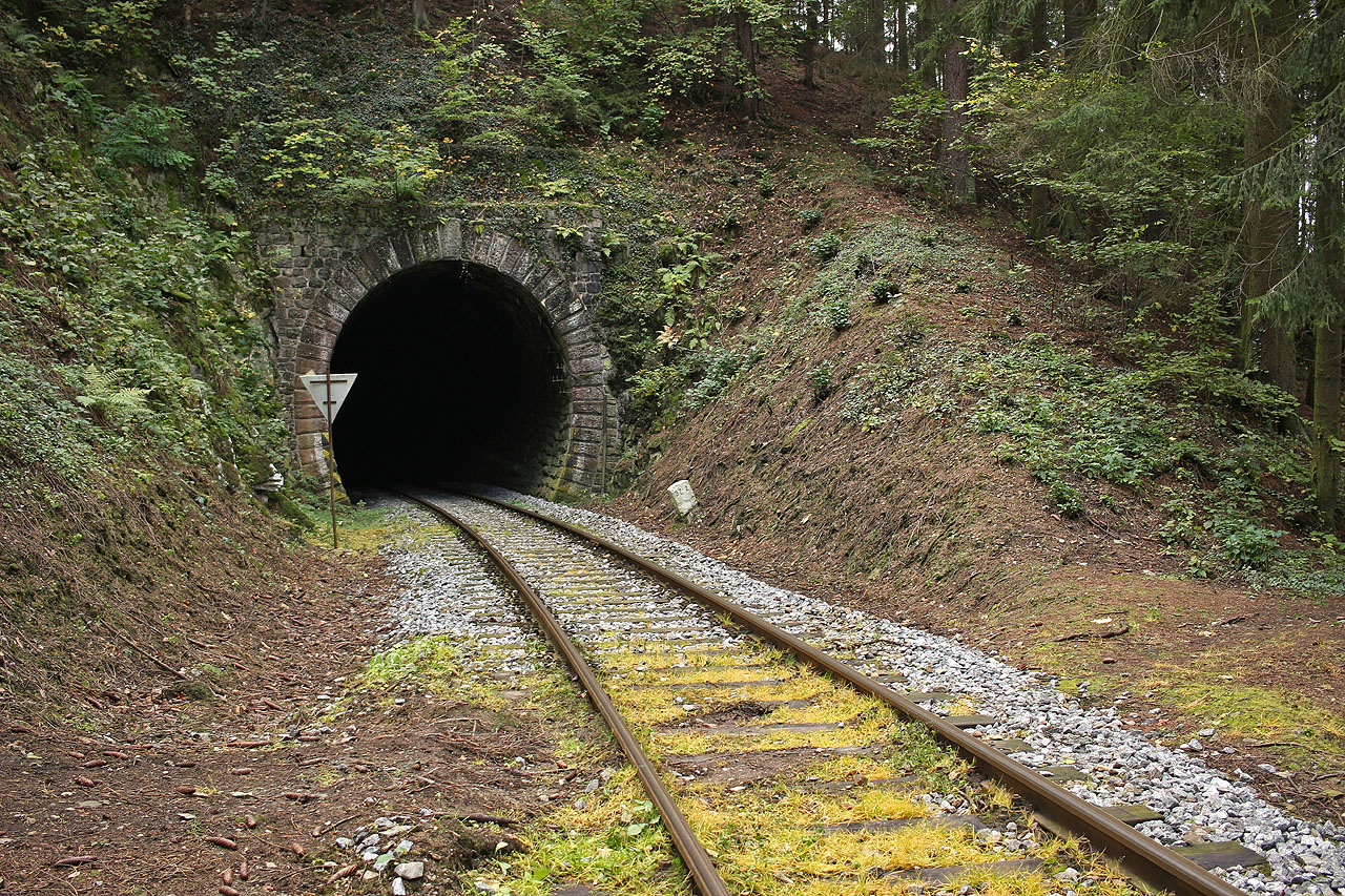 V celé svojí délce se tunel nachází v oblouku na potemnělém úbočí kopce Iváně.