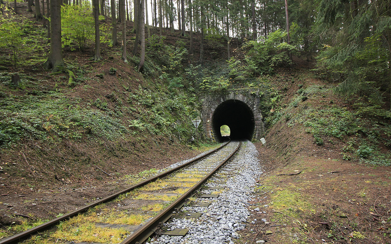 Je na čase se vypravit do města, dřív než začne pršet nebo pojede vlak.