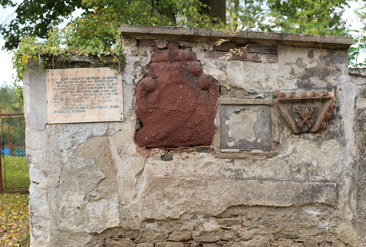 Erb vpravo - gotický je znak rodu pánů z Lipé na Pirkštejně v Ratajích 1312 - 1463. Jsou to dvě ostrve, to jest dvě vavřínové větve. Erb byl nalezen zde r. 1891 při stavbě silnice. Pochází ze staršího kostela ze 14. století. Erb vlevo - barokní - je znak rodu Tamberského: dva leknínové listy. Tamberkové postavili tento kostel a zámek.