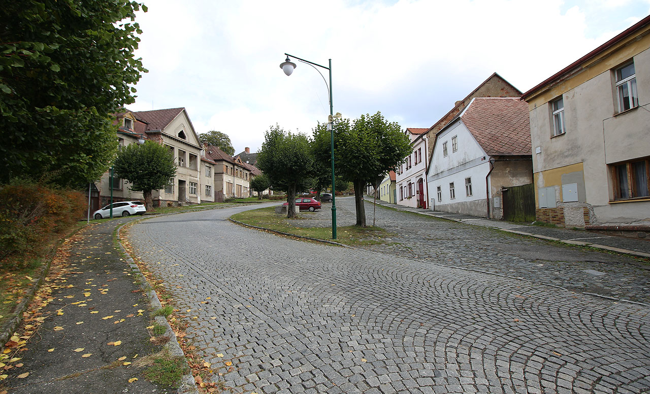 Nebýt všudypřítomných aut, člověk by snadno podlehl mámení, že se nachází o jedno století zpět v proudu času.