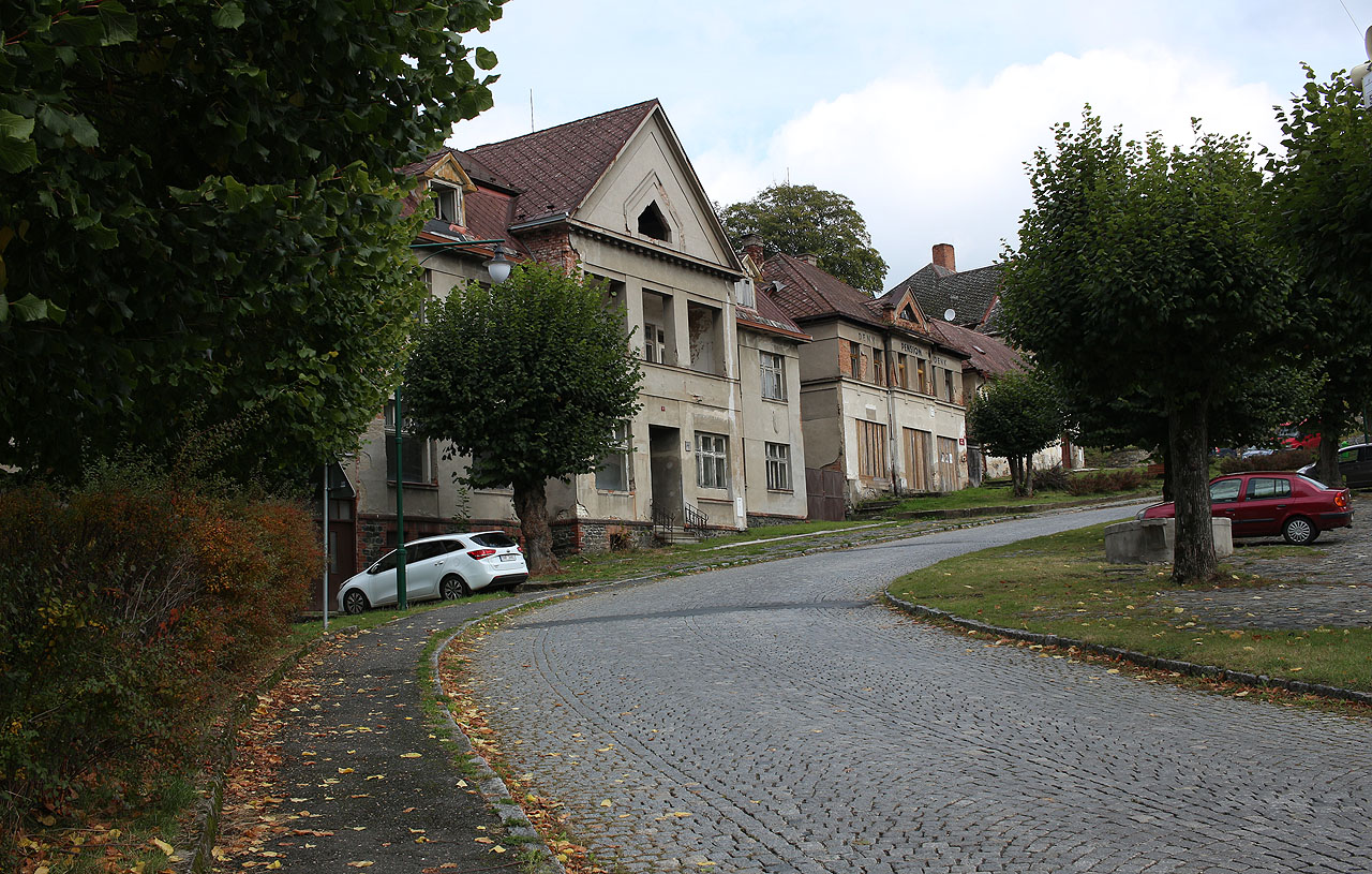 Krásná dlažba a prvorepublikové opuštěné domy. Co víc si může člověk přát na vycházce s Alpínem?