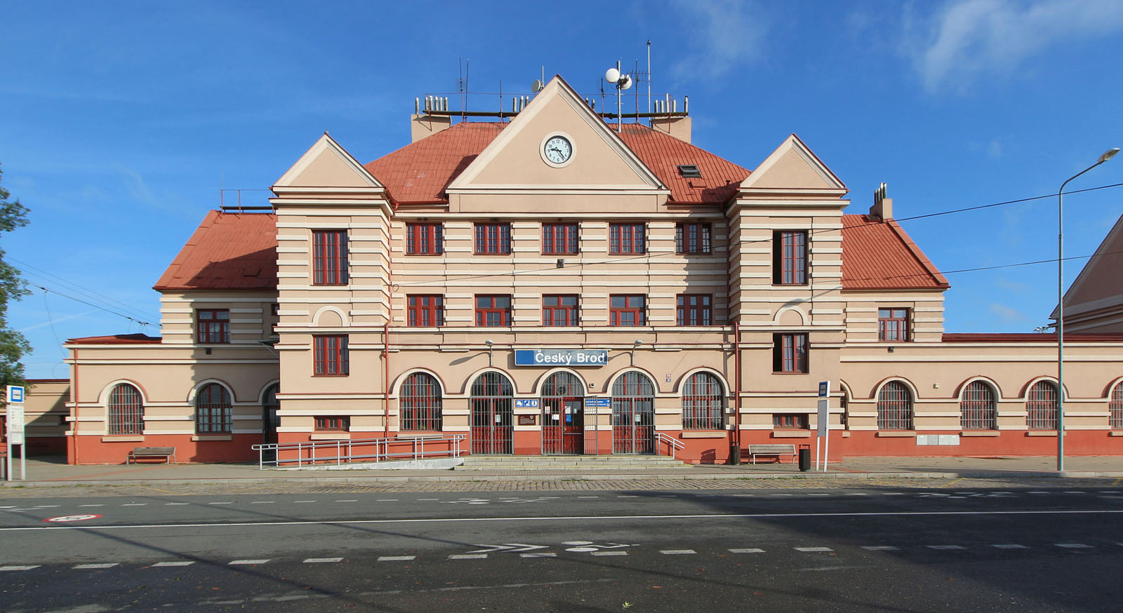 Rondokubistická výpravní budova <a href="/Tema/Český Brod (žst)">železniční stanice v Českém Brodě</a>.