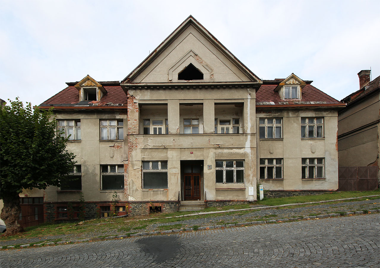 Snad bývalý penzionát zve svými slepými okny k návštěvě. Dnes ovšem s díky odmítáme.