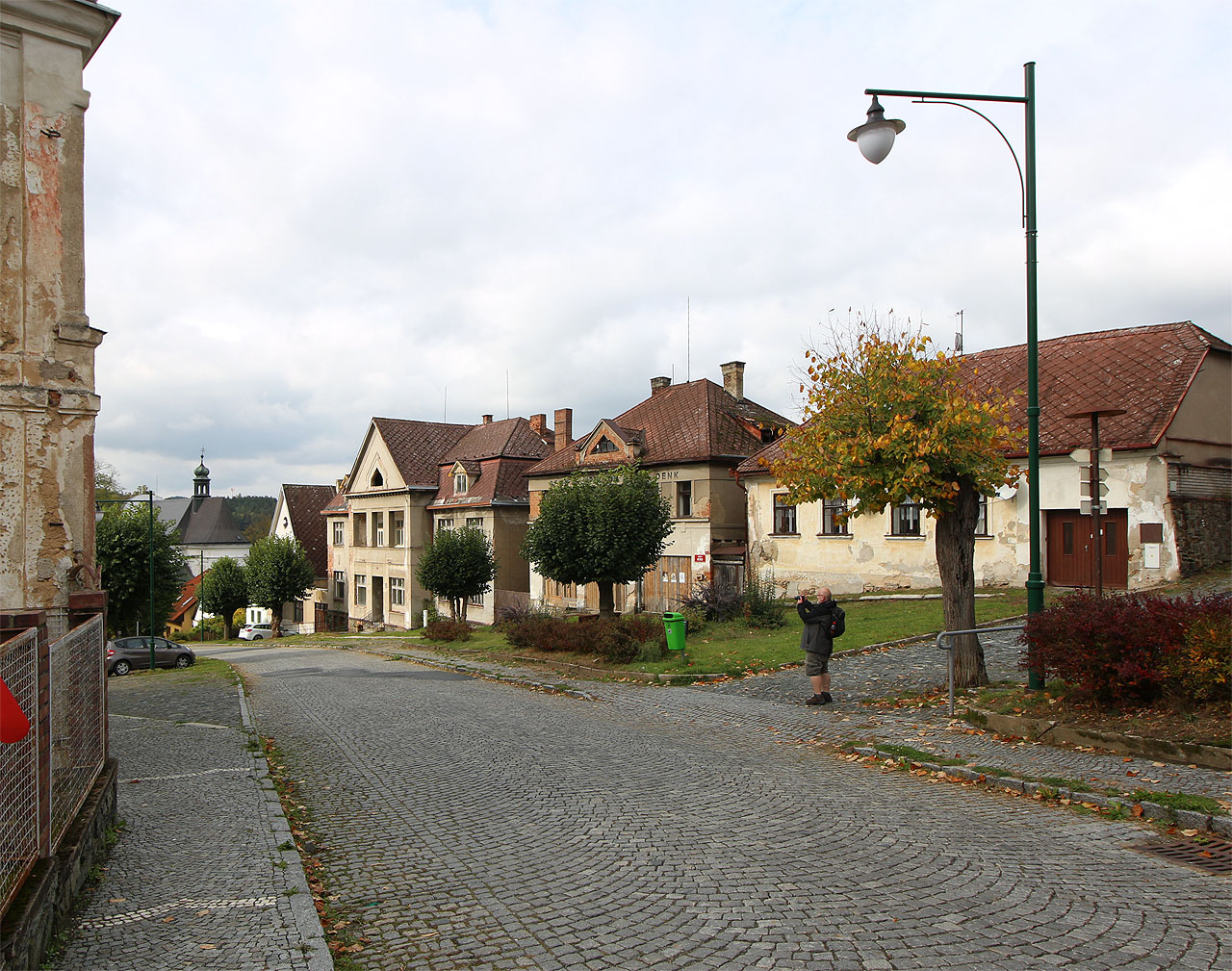 Celkový pohled na náměstí v Ratajích a Alpína.