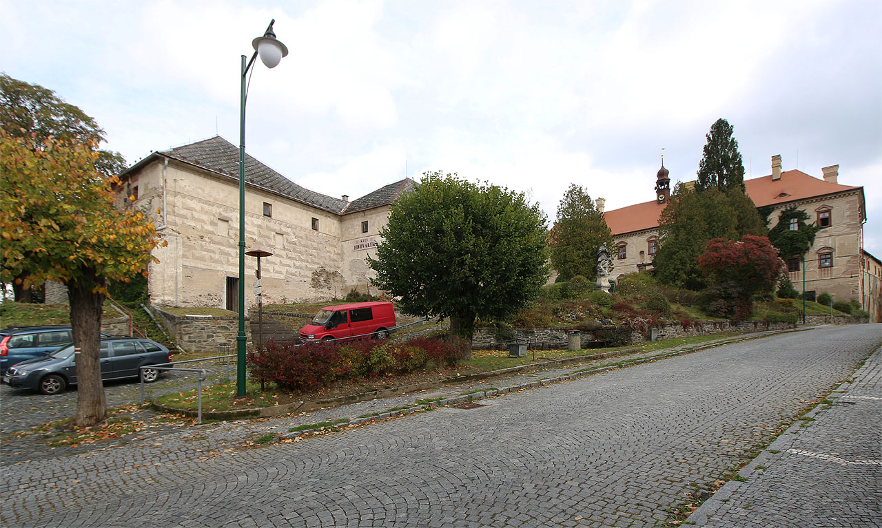 Zámek nad náměstím jedinečně zapadá do ospale-omšelého a omšele-ospalého rázu Ratají. Jsem dokonale nadšen.