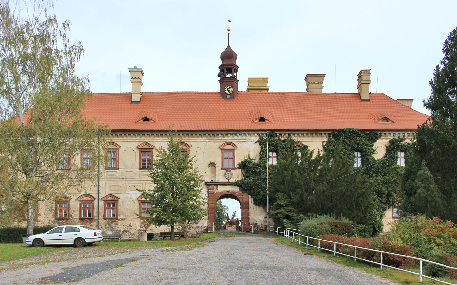 Vstup do zámku požíraného břečťanem je pro návštěvy celodenně otevřený.