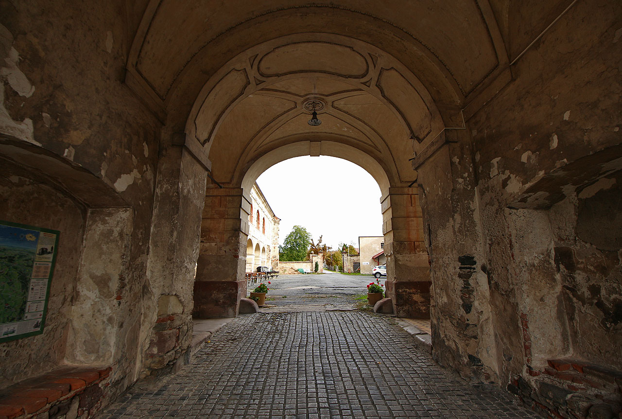 Snad tedy městys Rataje prosí Boha, neboť blaze žije bezpochyb.