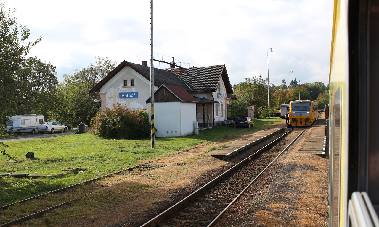 S Alpínem jsem se potkal dle plánu a po táhlém přestupu na lokálku v Kolíně jsme se vydali na cestu po venkovských nádražích. Na snímku z okna RegioNovy vyfocená <a href="/Tema/Ratboř (žst)">Ratboř</a>.