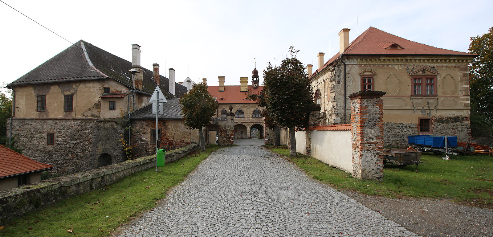 Opouštíme zámek horní branou okouzleni. Vypadá to tu stejně jako před léty, kdy jsem byl v Ratajích poprvé a dosud naposledy.