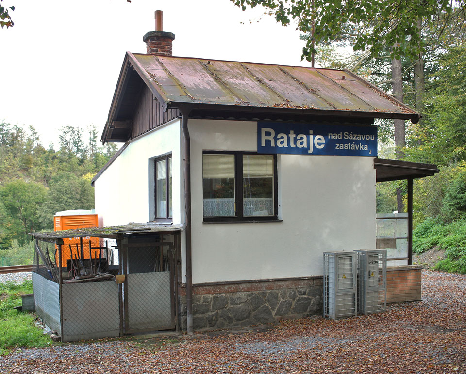 V těsné blízkosti zastávky <a href="/Tema/Rataje nad Sázavou (žzast v obvodu žst)">Rataje nad Sázavou</a> se nachází zastávka <a href="/Tema/Rataje nad Sázavou zastávka (žzast v obvodu žst)">Rataje nad Sázavou zastávka</a>. Odtud vyrazíme oba domů, avšak navzájem opačnými směry - já k Brna a Alpín ku Praze.