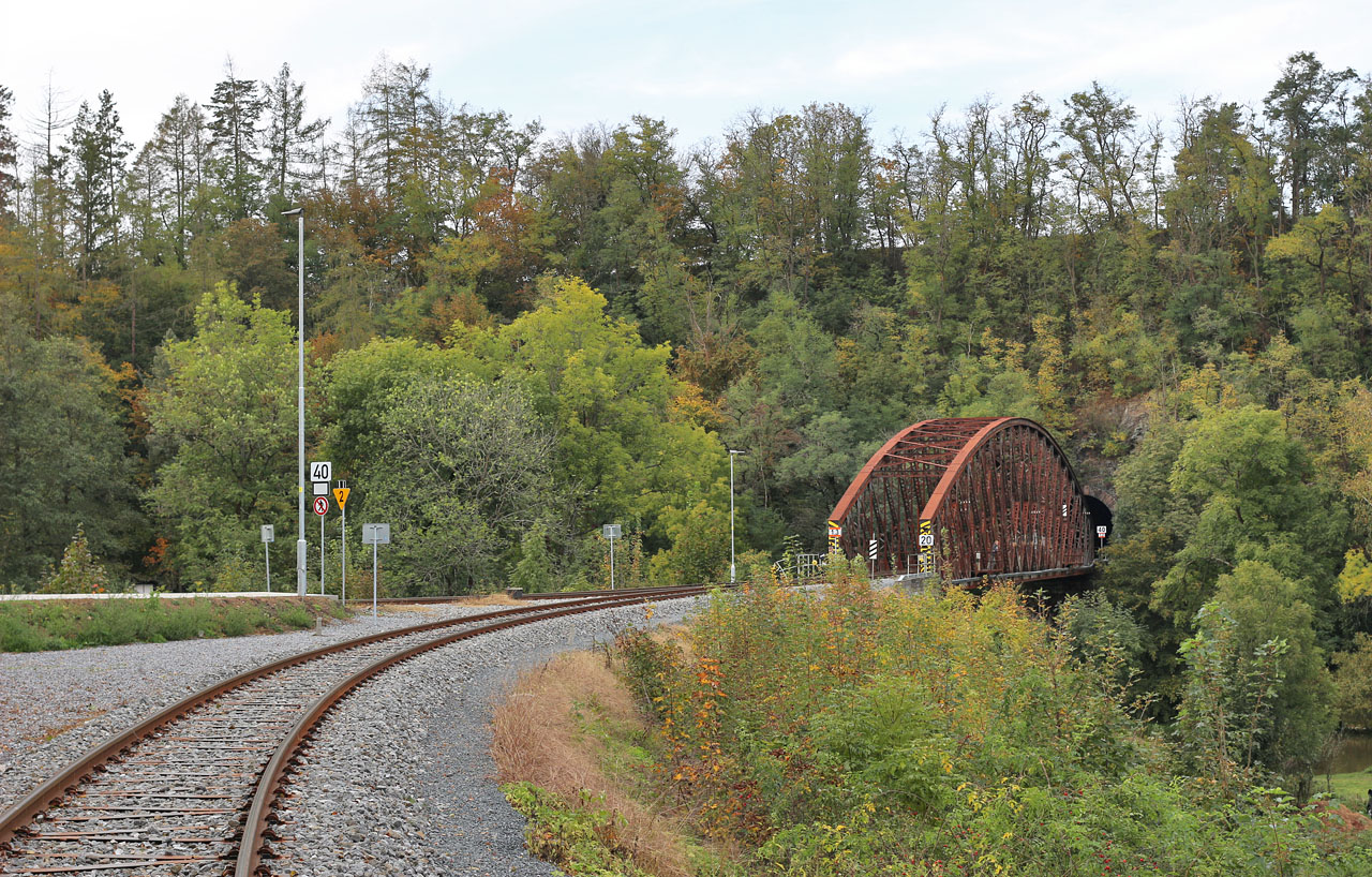 V roce 1997 jsem pod tímto mostem projel na kánoi, v roce 2001 jsem přes něj běžel bosky.