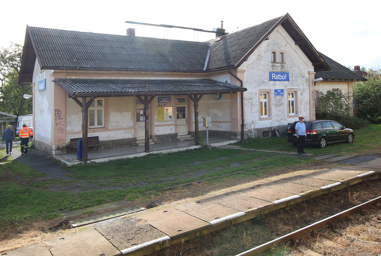 Ještě jednou <a href="/Tema/Ratboř (žst)">stanice Ratboř</a> a míjení vlaků z Kolína a z Ledečka.