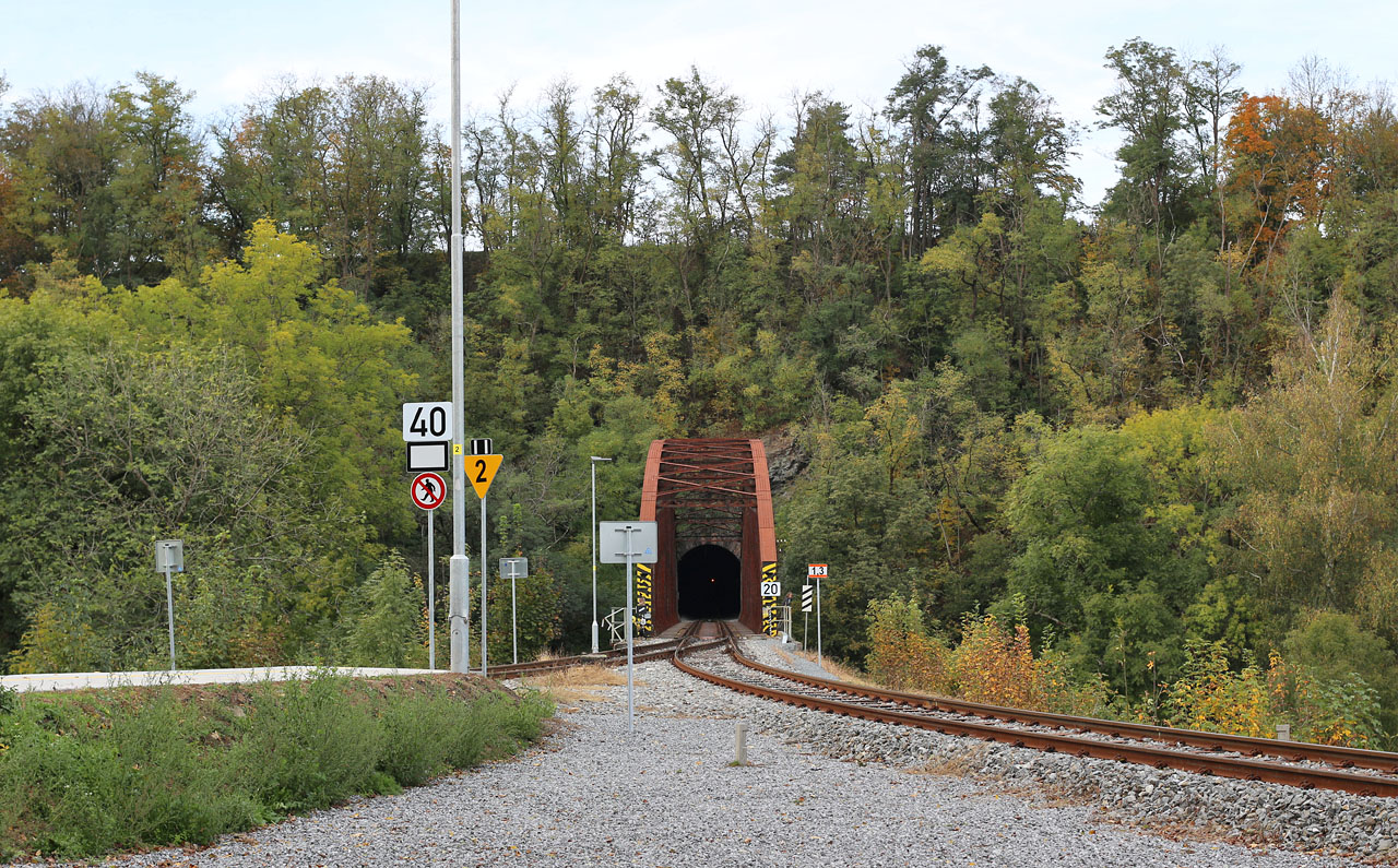 A za mostem přes Sázavu vykukuje <a href="/Tema/Ratajský tunel II">Ratajský tunel II</a>.