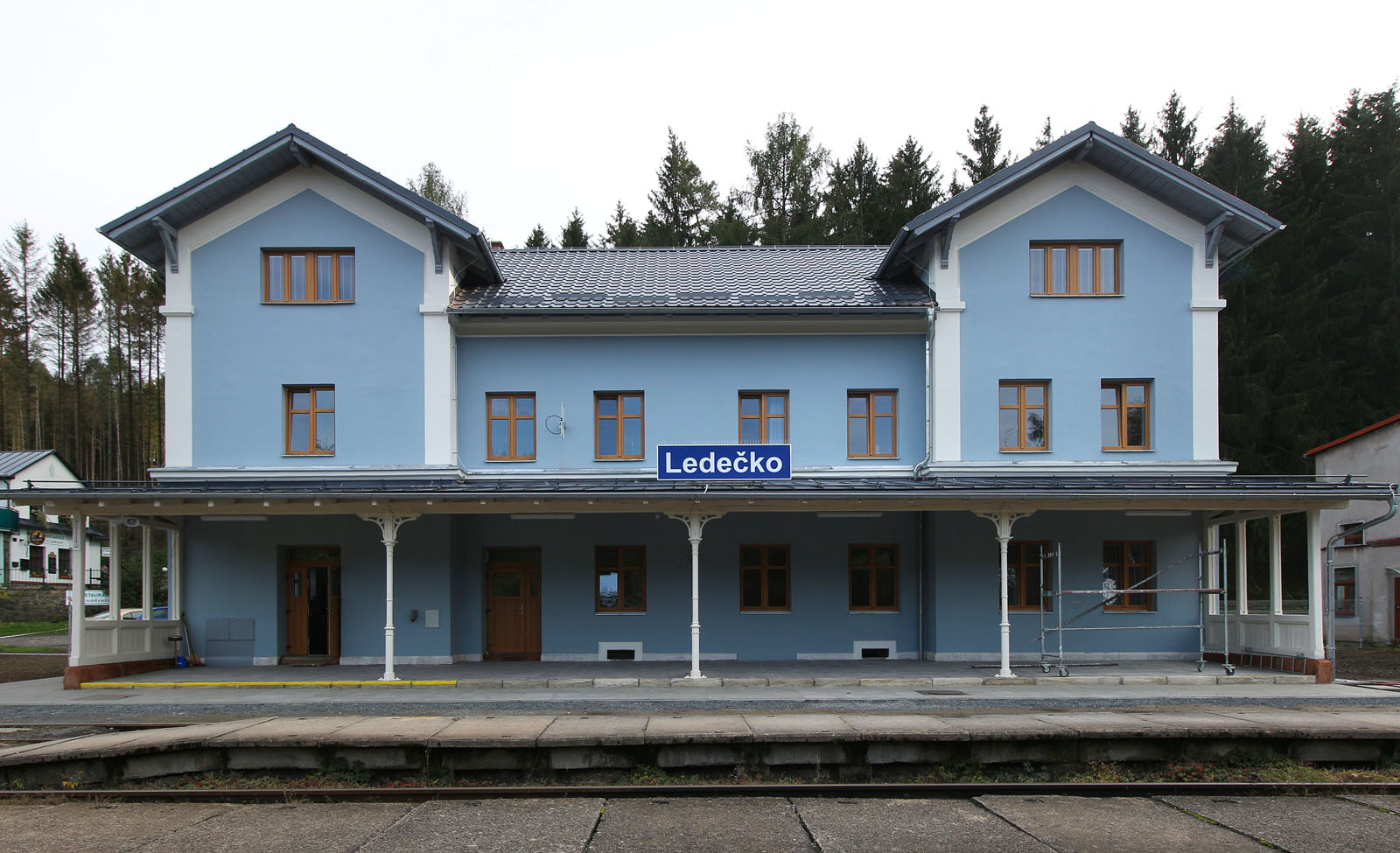 Popojel jsem s Alpínem kousek na západ, abych se mohl plně oddat cestě na východ. Definitivně se loučíme v <a href="/Tema/Ledečko (žst)">železniční stanici Ledečko</a>.