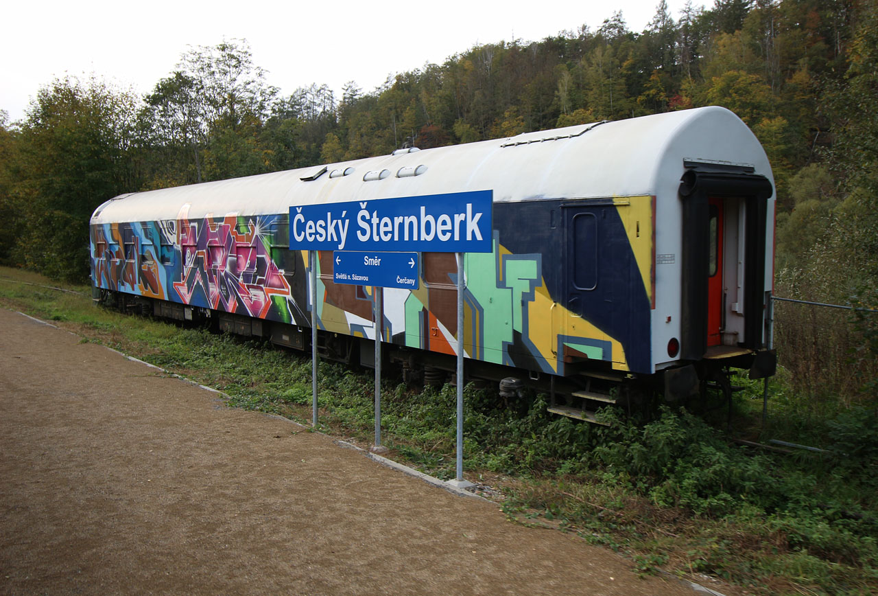 Podívná instalace na nádraží v <a href="/Tema/Český Šternberk (nákl a žzast)">Českém Šternberku</a>.