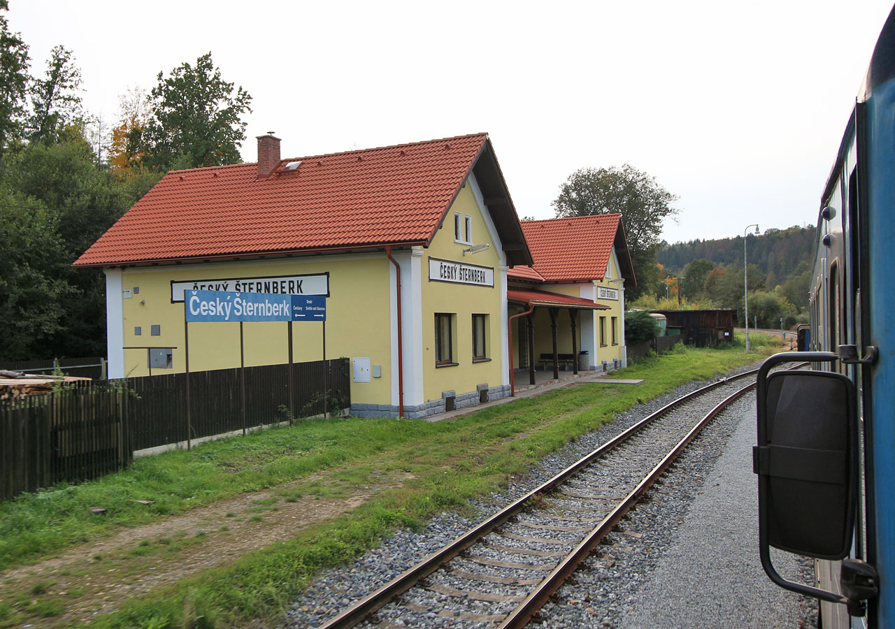 <a href="/Tema/Český Šternberk (nákl a žzast)">Český Šternberk</a> již oficiálně není stanicí, nýbrž jen zastávkou a nákladištěm.
