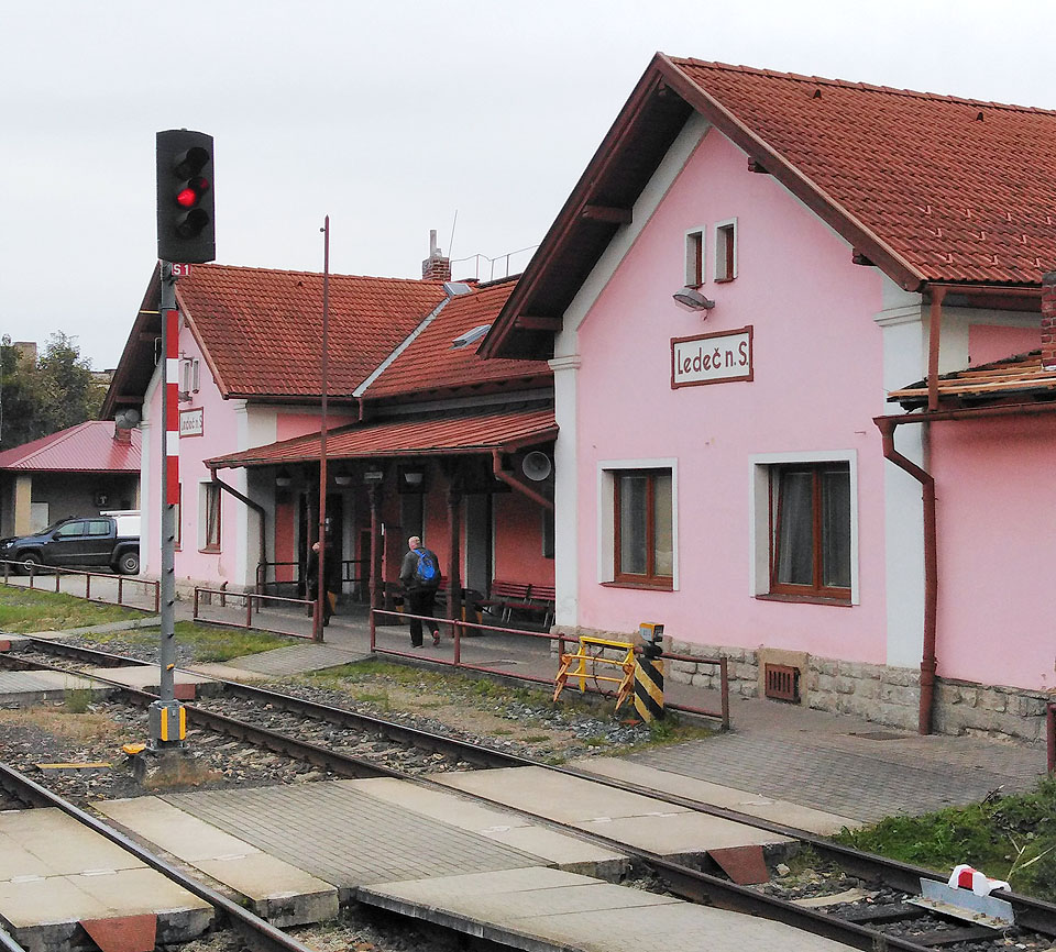 A pak se mně vybil foťák. Poslední dvě fotky proto pochází z mobilu - <a href="/Tema/Ledeč nad Sázavou (žst)">stanice Ledeč nad Sázavou</a>.