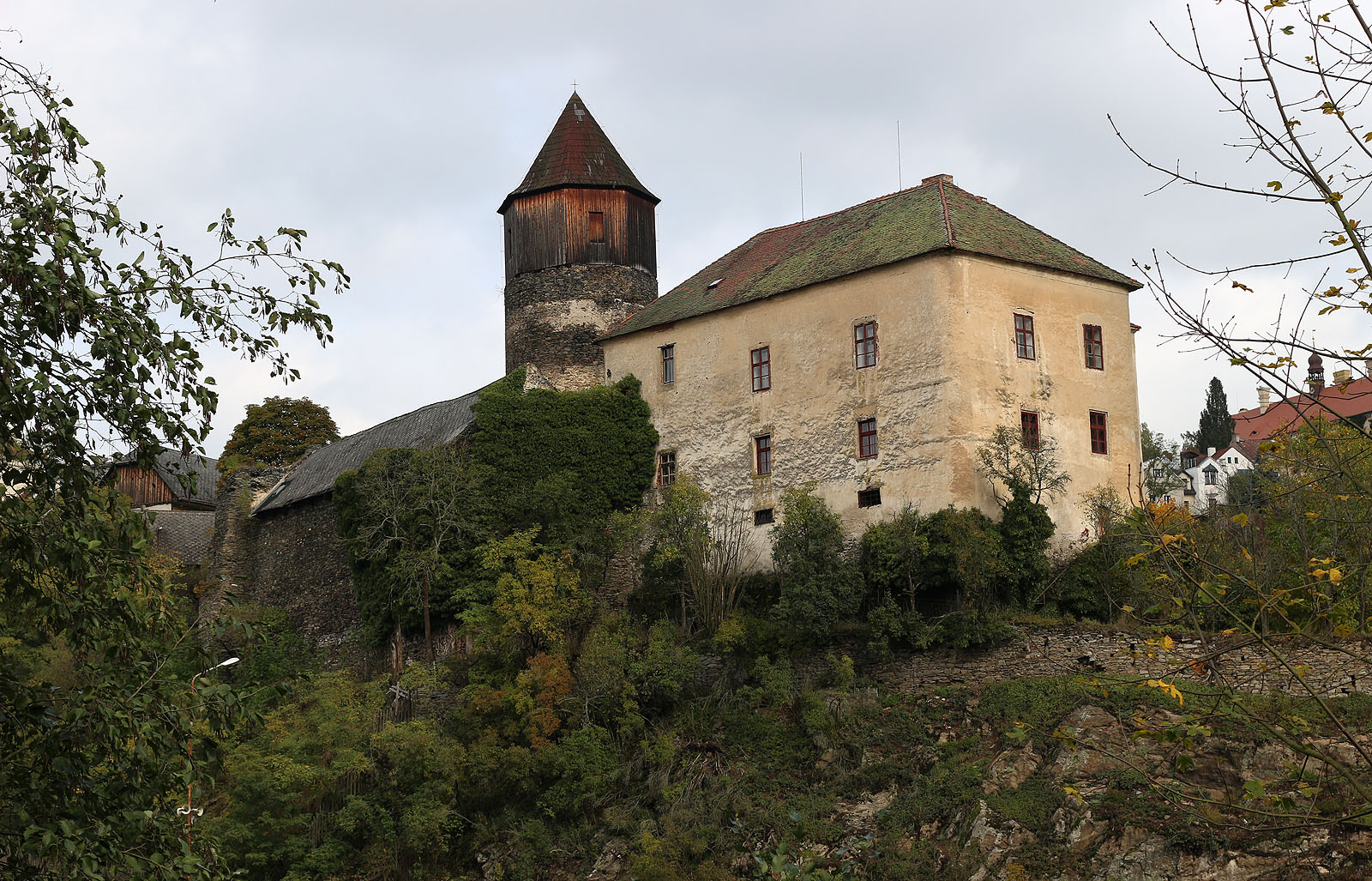 Hrad Pirkštejn je, stejně jako celé Rataje, krásně omšelý.