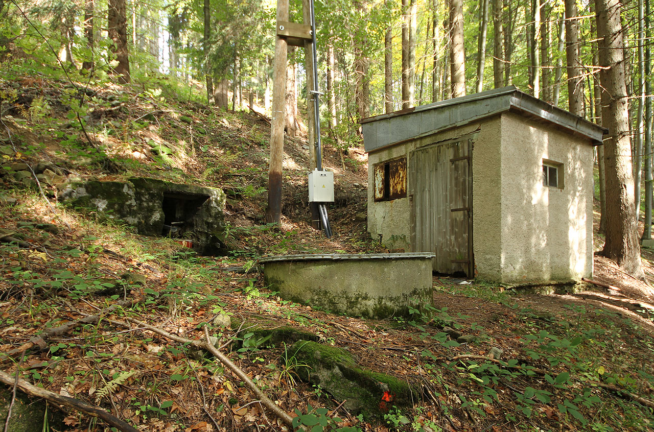 Jako obvykle jsem zadumán záhy sešel ze značky a bloudě náhodně lesem, narazil jsem pod hřebenem na pozapomenutou vodárnu.