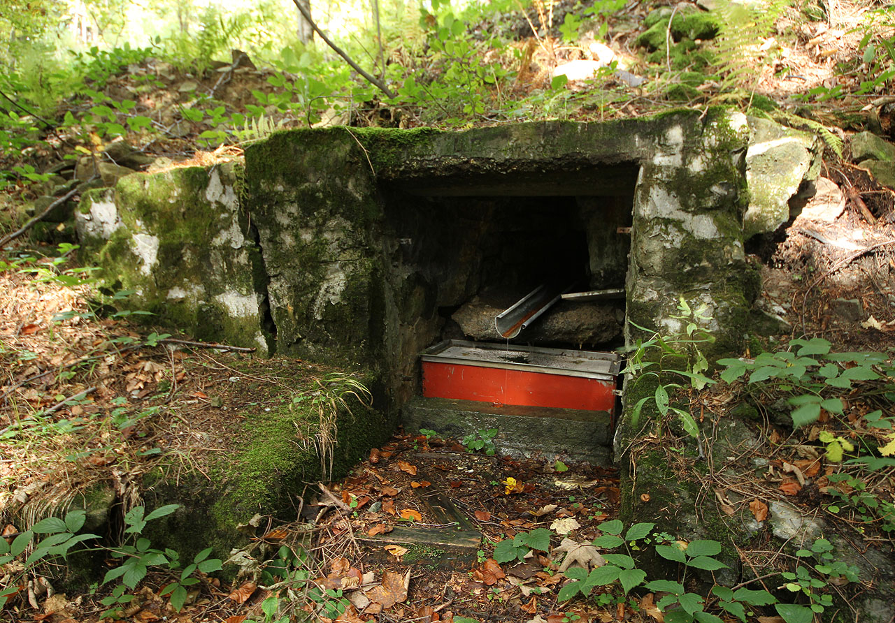 Pro žíznivé poutníky mého typu je tu i betonová studánka nazvaná stejně jako přilehlý kopec Raťkov.