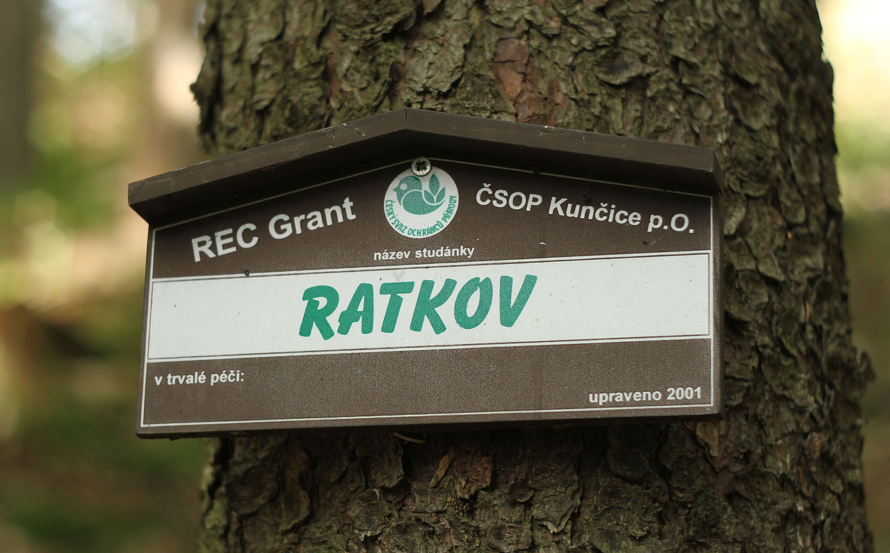 Písmenko Ť asi neměli tvůrci z ČSOP Kunčice p. O. k dispozici, tak z Raťkova udělali Ratkov.