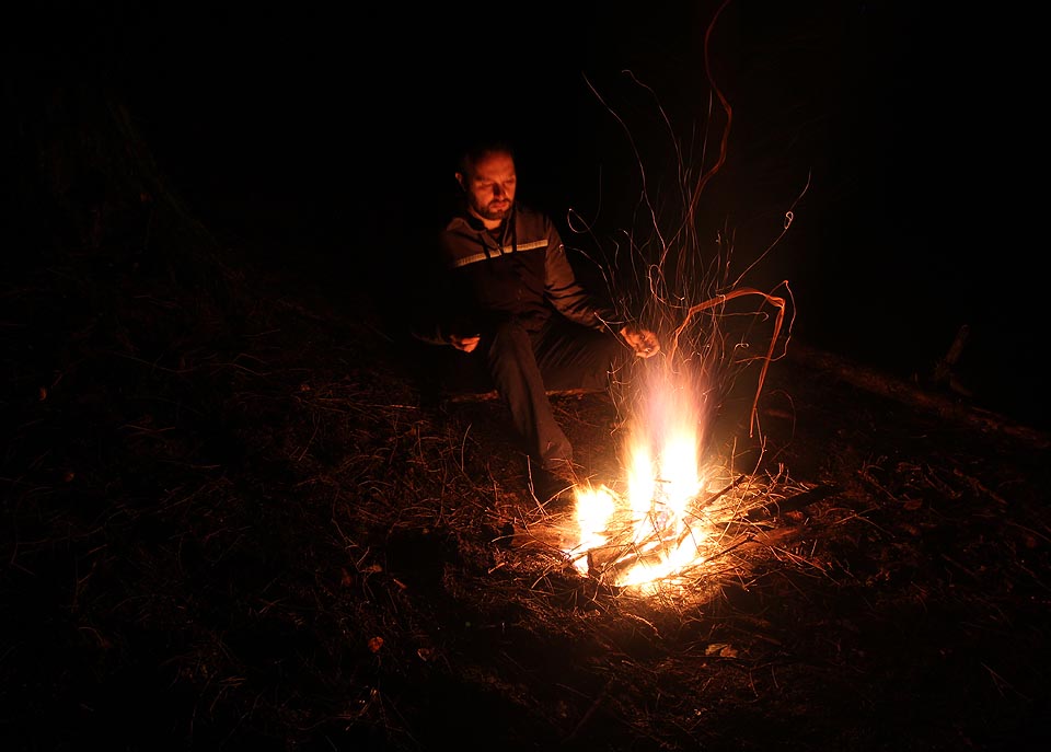 Do Vsetínských vrchů se mnou chtělo vyrazit hned několik kamarádů a kamarádek. Postupně se přidávali a pak zase svou účast rušili. Nakonec zbyla jen Barča, a tak jsme se dohodli, že vyrazím v pátek sám a ona se ke mně připojí v sobotu ráno nad Karolinkou, v hlubokém údolí na místě zvaném Potoky. Večer mohutně pršelo a chvíli mně trvalo, než jsem z mokrého dřeva rozdělal svůj první oheň.