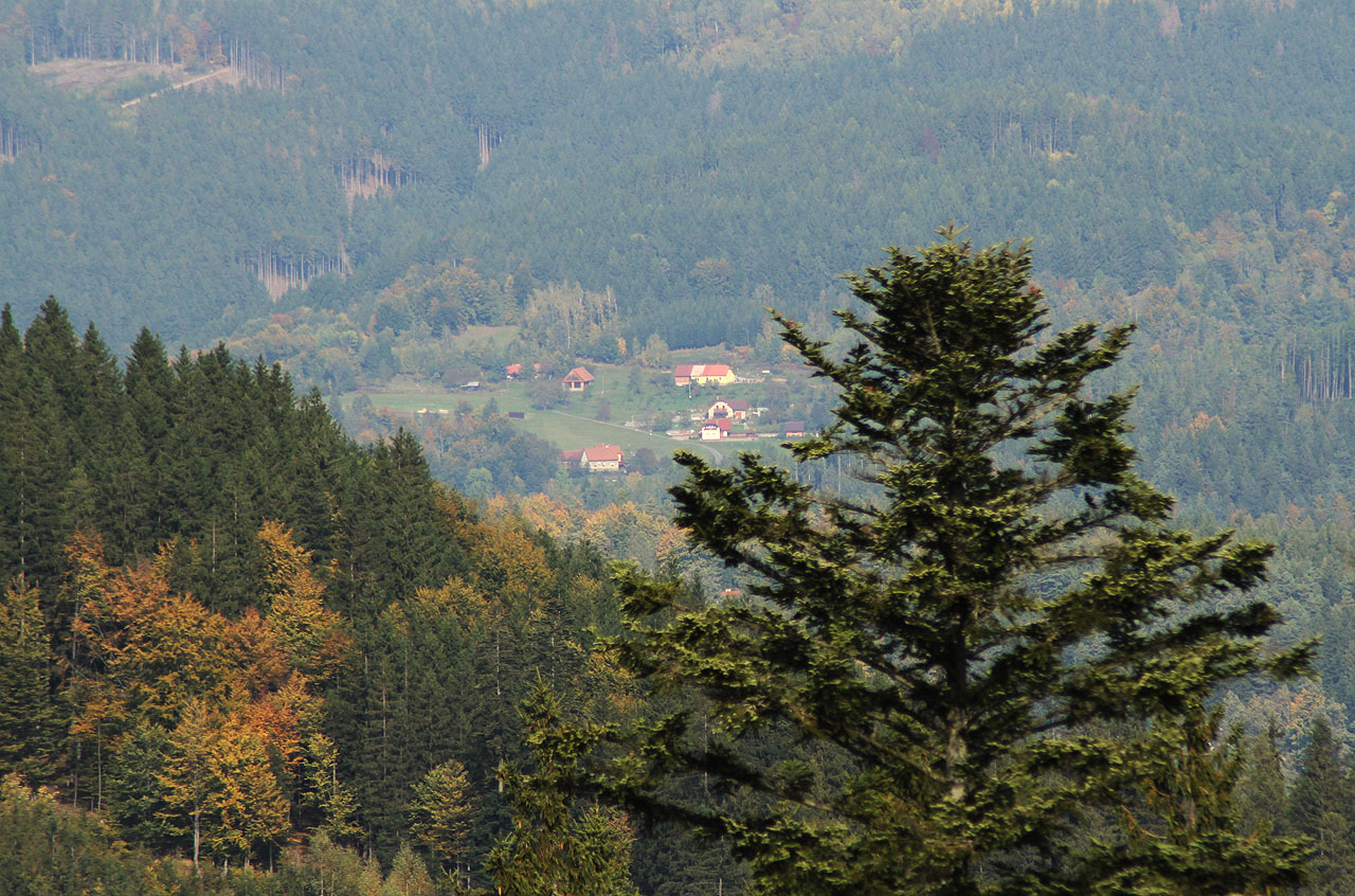 Zkouším prastarý teleobjektiv a fotím necelé 4 km vzdálené chalupy v <a href="/Tema/Hutisko-Solanec">Hutisku</a>. Výsledek je uspokojivý.