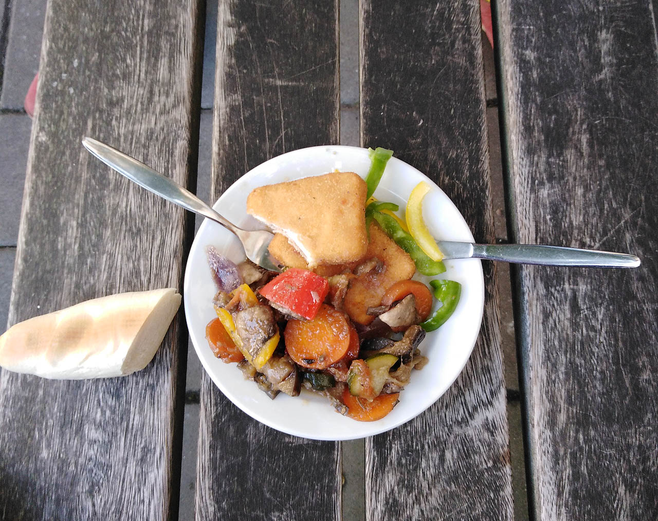 Ve středu se na mě usmálo štěstí. Pocit věčně lačného bezdomovce jsem pozbyl na akci ICS CON 40 připravené Ústavem výpočetní techniky Masarykovy univerzity pro kolegy ze spolupracujících institucí. A součástí programu byl také slavnostní oběd. Málokdo chápal, proč si s radostí fotím talíř s obyčejným jídlem.