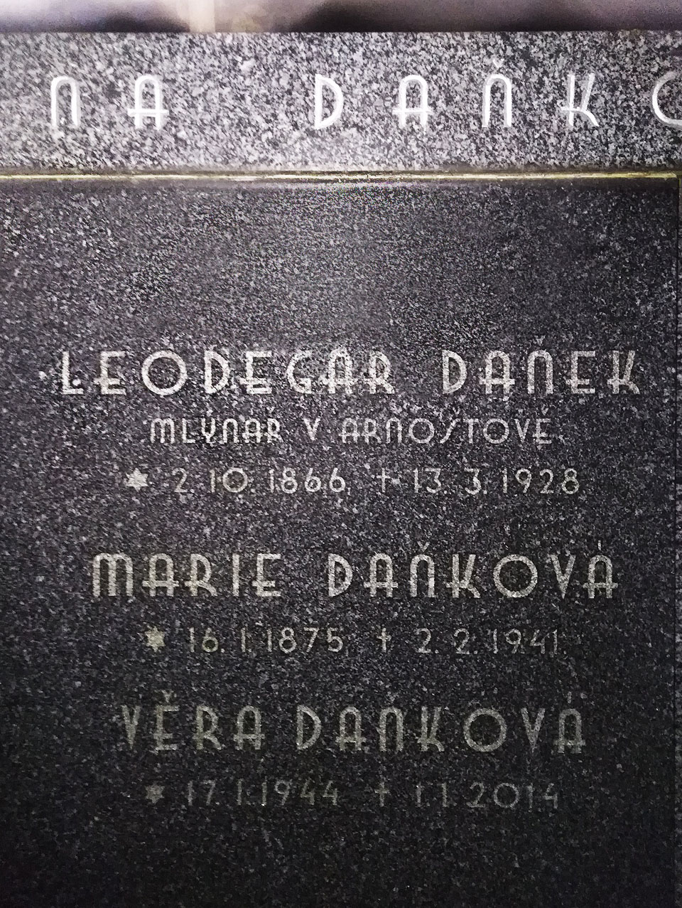 Leodegar Daněk byl mlynářem na ponorné řece Punkvě v Arnoštově údolí. Byl to můj prapraprastrýc (lze psát rovněž pra³strýc) a jeho otec, můj praprapradědeček (pra³dědeček) se pravděpodobně také jmenoval Leodegar a rovněž mlel mouku v industriálním údolí na pozemcích hrabat rodu Salmů. Marie Daňková byla jeho ctěnou chotí, nciméně přibuznost s paní Věrou Daňkovou mi známa není.