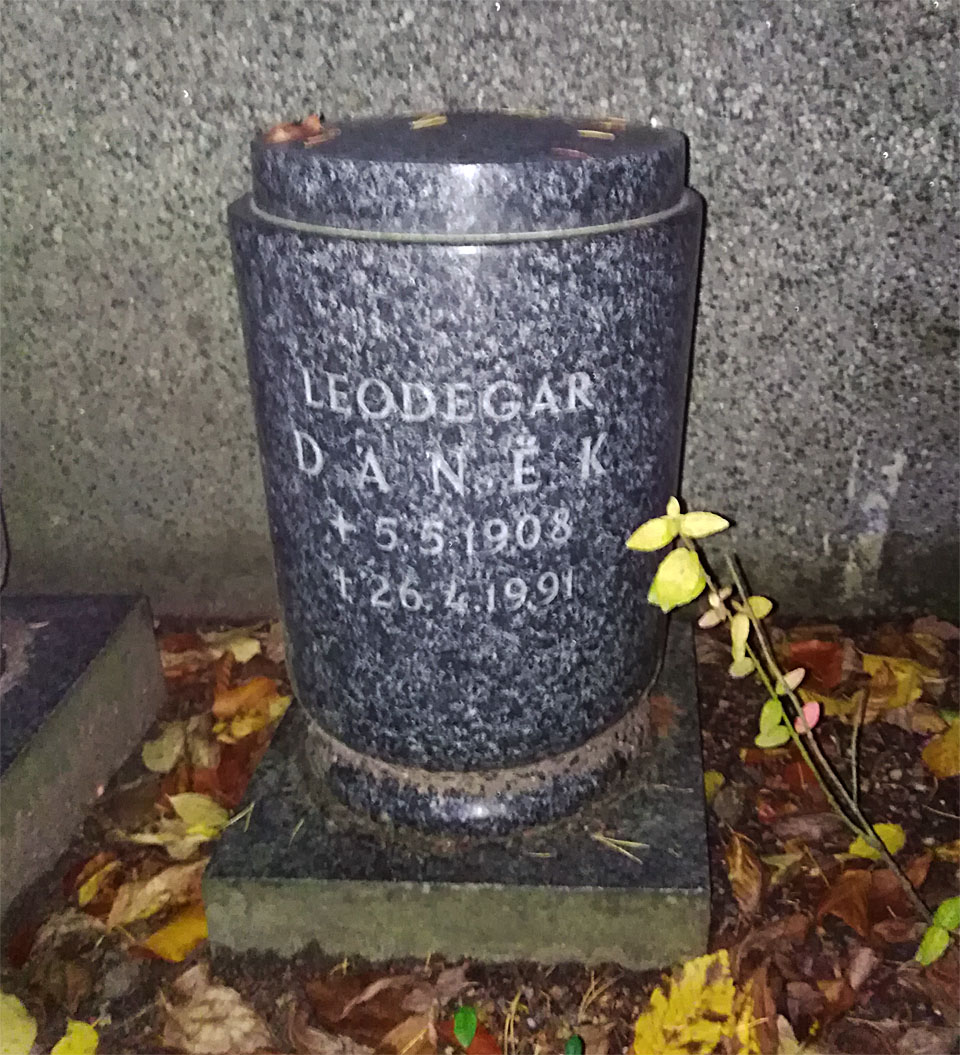 Nejmladší ze mně známých Leodegarů Daňků byl synem mého prapraprastrýce, kterému se narodil v jeho 42 letech. rtovněž byl manželem ve vedlejší urně prodlévající Květoslavy Daňkové. Se vzdálenou větví rodiny nemám bohužel žádný kontakt.