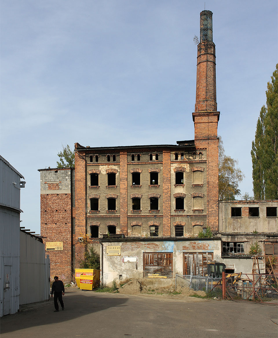 Fabryka armatur na ulici Powstańców Śląskich patří k nejzajímavějším průmyslovým památkám Głuchołaz. A to jimi tohle podviné město doslova překypuje. Zamiloval jsem si ho (nejen) proto už dávno.