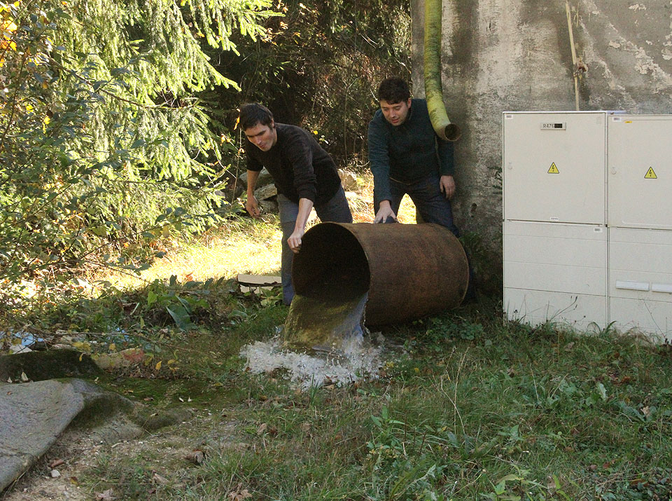 V neděli se všechno končí, voda z barelu se vylévá. Musíme připravit Munu 36 na zimu, a tak je potřeba vypustit vodu z míst, kde by mrát mohl napáchat škodu.