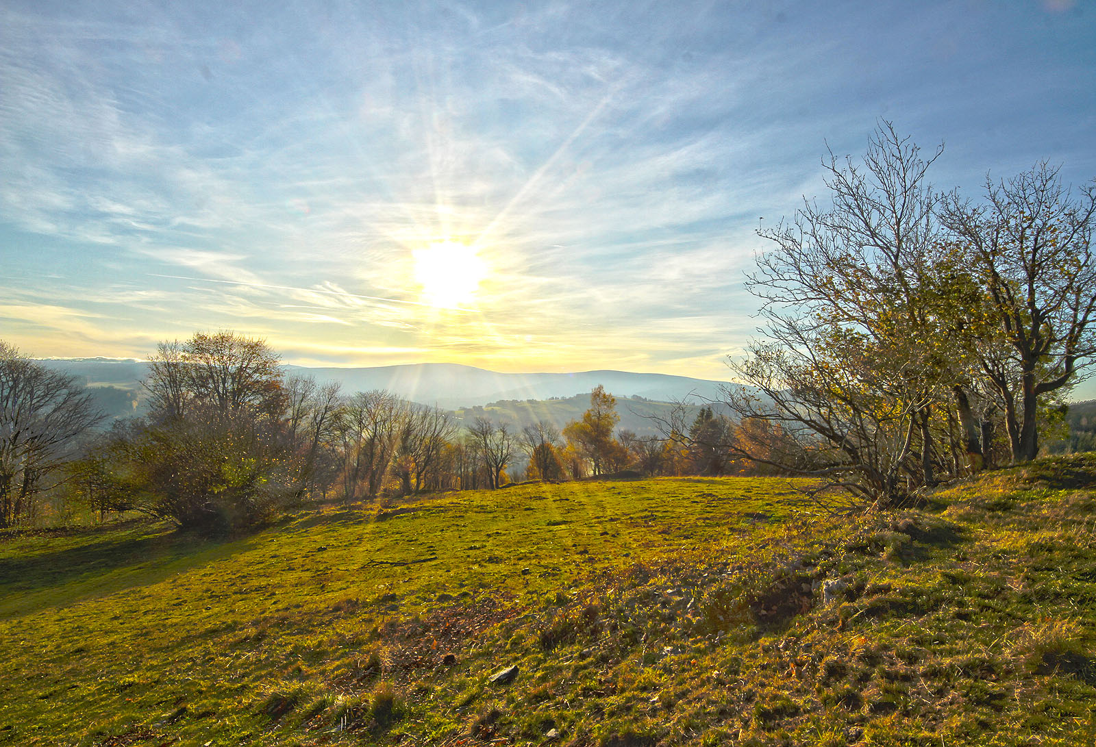Nějak mně to nedává a chytám fotografickou horečku. Západ slunce o páté je přece tak barevný!