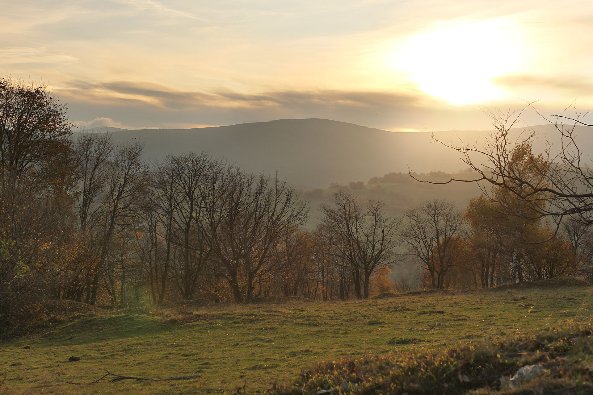 Pohled z Heřmanovic na Pásmo Orlíka. Mou duši zase oblévá melancholický smutek.